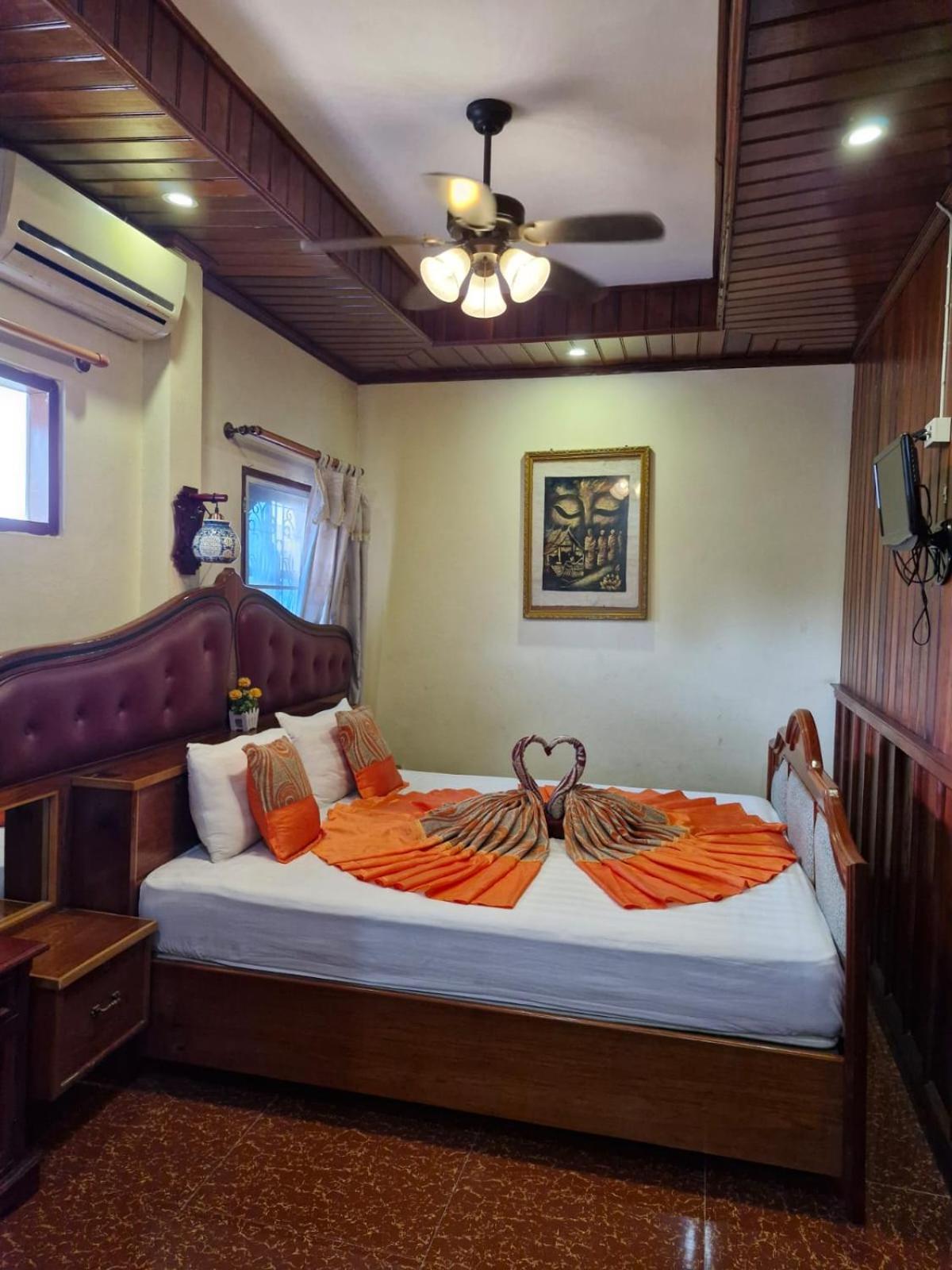 Sakura Wood House Hotel Luang Prabang Bagian luar foto