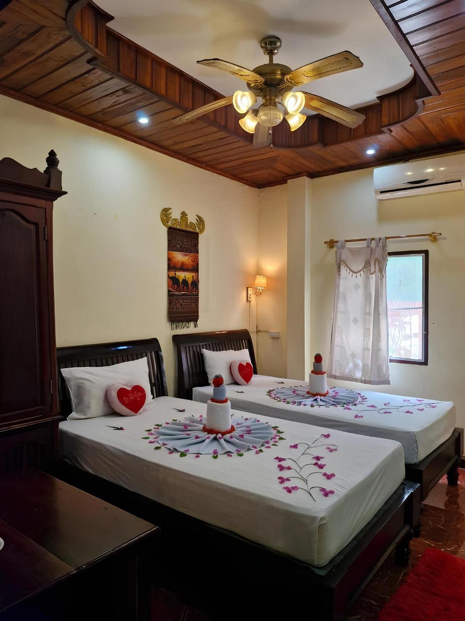 Sakura Wood House Hotel Luang Prabang Bagian luar foto