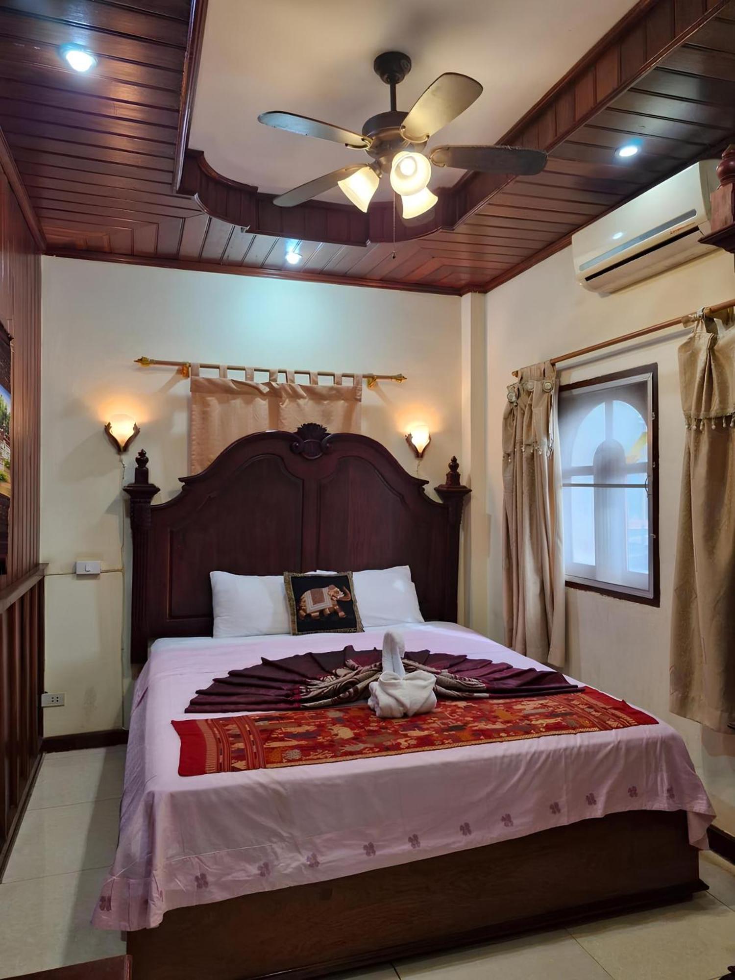 Sakura Wood House Hotel Luang Prabang Bagian luar foto