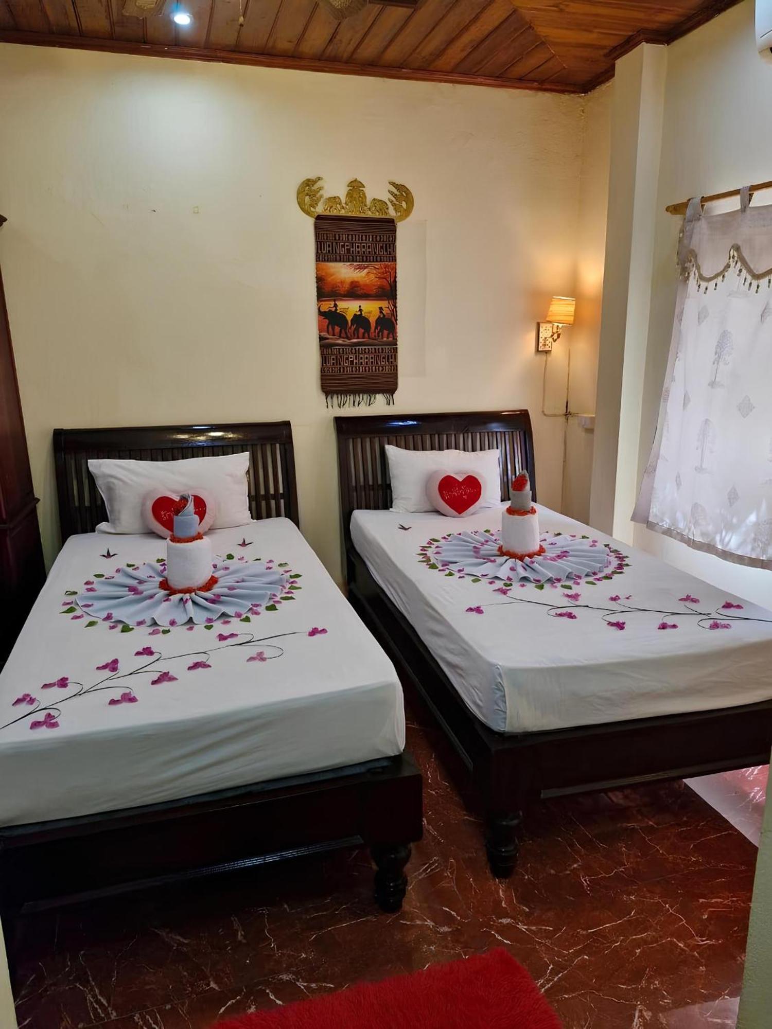 Sakura Wood House Hotel Luang Prabang Bagian luar foto