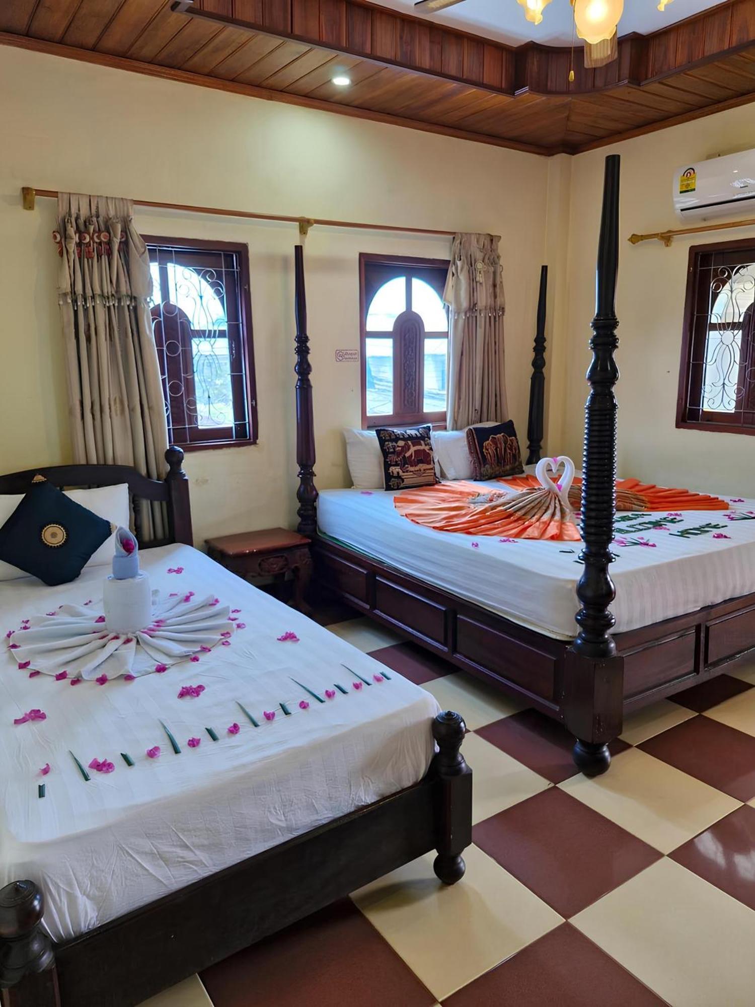 Sakura Wood House Hotel Luang Prabang Bagian luar foto