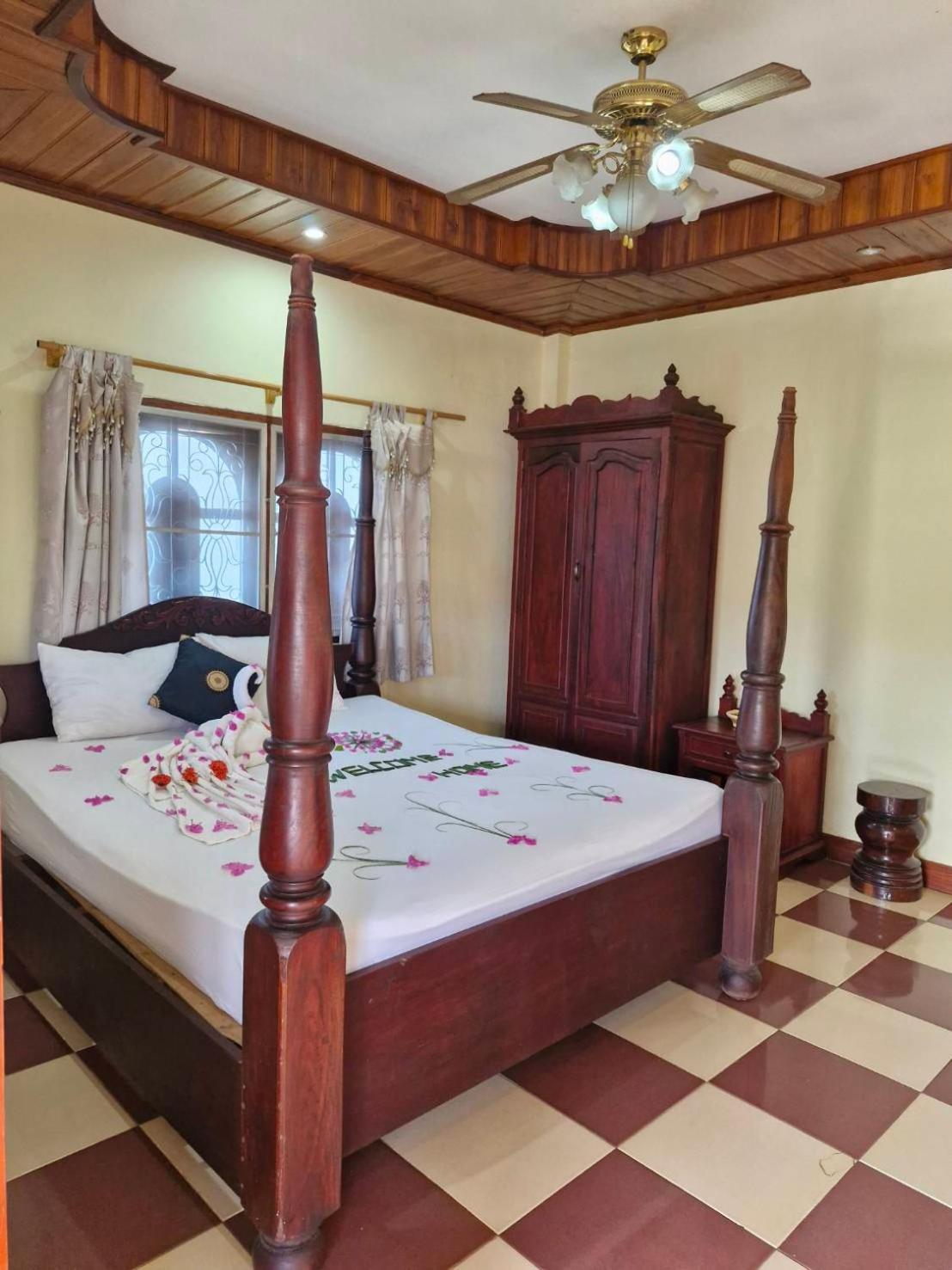 Sakura Wood House Hotel Luang Prabang Bagian luar foto
