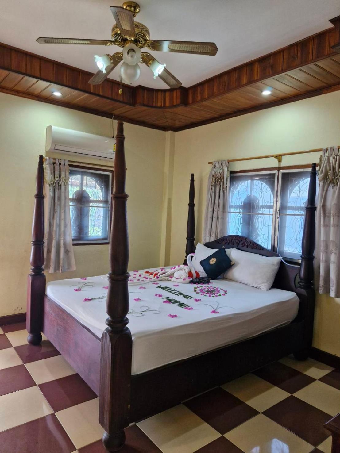 Sakura Wood House Hotel Luang Prabang Bagian luar foto